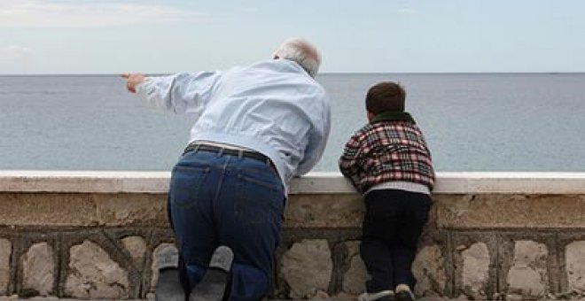Siete de cada diez abuelos españoles cuida a diario a sus nietos