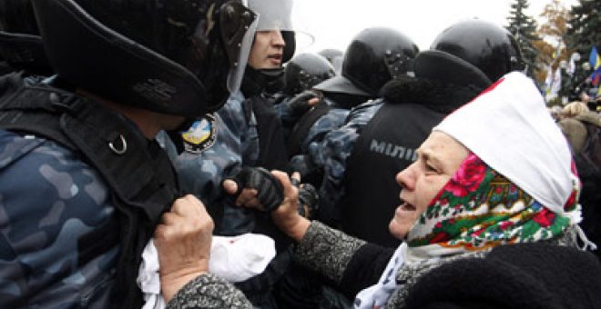 Asalto al Parlamento ucraniano por los recortes que exige el FMI