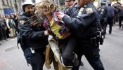La Policía carga contra los indignados en Nueva York