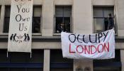 Los indignados ocupan un edificio de UBS en Londres