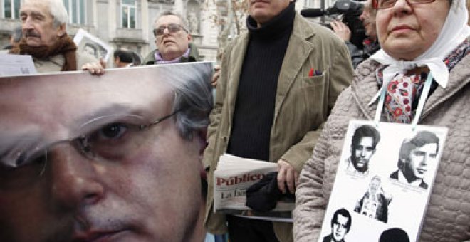 Decenas de personas claman contra los "juicios de la vergüenza" a Garzón