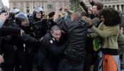 La Policía desaloja por la fuerza a los indignados del Vaticano