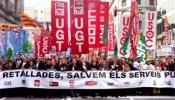 Miles de funcionarios se manifiestan en Barcelona contra los recortes