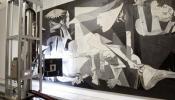 Un viaje al interior del 'Guernica' por sus grietas
