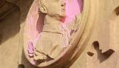 La efigie de Franco se tiñe de rosa en Salamanca