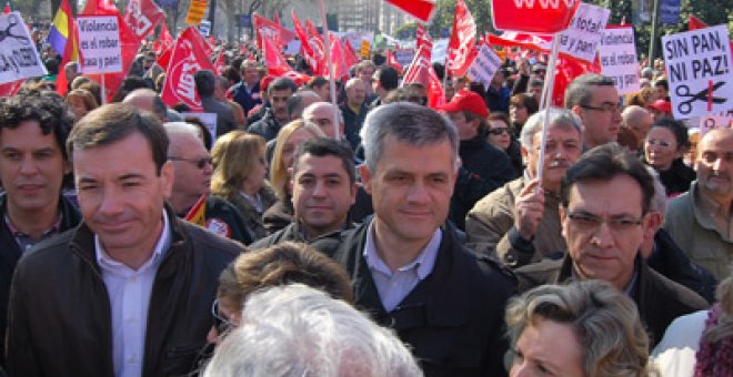 La protesta en la calle reencuentra al PSOE con el resto de la izquierda