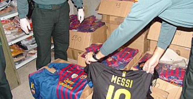 Dos detenidos por falsificar 802 camisetas de Messi