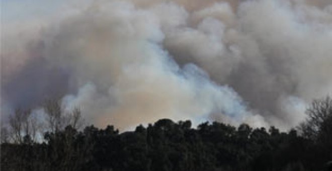 Medios aéreos tratan de apagar el incendio de Girona