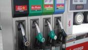 Llenar un depósito de gasolina cuesta 9 euros más que en 2011