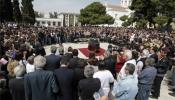 Atenas despide al jubilado que se quitó la vida ante el Parlamento