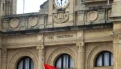 La bandera de la República ondea en el Ayuntamiento de Donostia