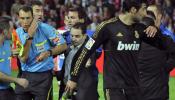 El jugador del Granada Dani Benítez le lanza a la cara una botella al árbitro