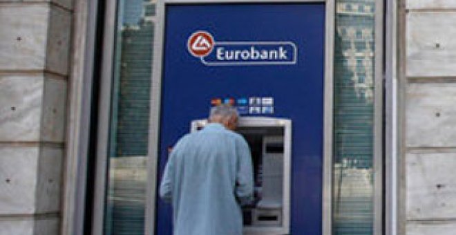 Los griegos retiran millones de euros de los bancos, acelerando su colapso