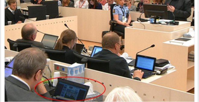 Uno de los jueces de Breivik, cazado jugando al solitario en el tribunal