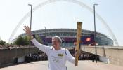 Wembley contempla el paso de la antorcha olímpica