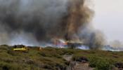 El fuego sigue descontrolado en La Gomera y mejora en La Palma