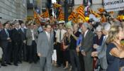 Miles de personas reciben a Mas en la sede de la Generalitat al grito de "independencia"