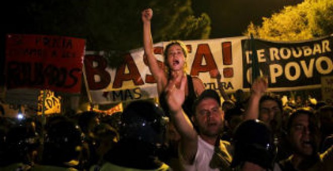 Lisboa cede a la presión de la calle y se replantea los recortes