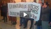 Afectados por las hipotecas ocupan la torre Kio de Bankia en Madrid