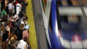 Metro pide cárcel para los 'saboteadores' de trenes de la línea 8