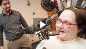 Logran que una tetraplégica controle un brazo robótico con la mente