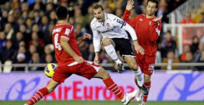 Soldado plasma la mejoría local ante un combativo Sevilla