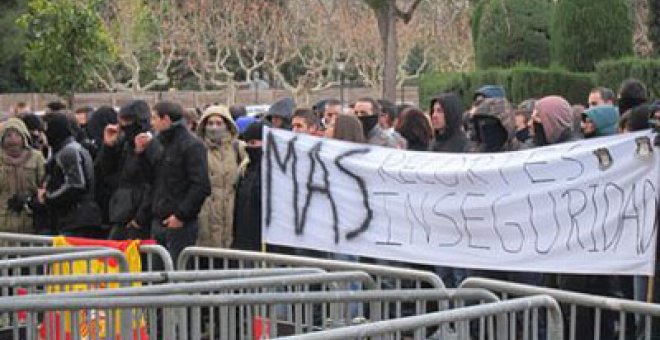 Protesta de los Mossos contra los recortes en castellano y con dos banderas españolas