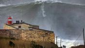 A lomos de una gigantesca ola de 30 metros