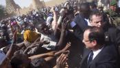 Hollande renueva su apoyo a Mali ante el fervor de miles de personas
