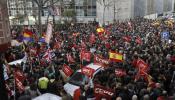 Miles de trabajadores de Iberia se concentran en la sede de la aerolínea contra el plan de ajuste