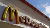 Una mujer denuncia que su hijo comió un condón usado en un McDonald's