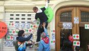 La PAH lleva su protesta a la casa de González Pons en Valencia y Gallardón en Madrid