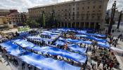 Zaragoza se tiñe de azul contra la privatización del suministro de agua