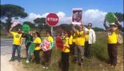 Antidesahucios protestan en Doñana durante la estancia vacacional de Rajoy