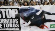 Condenan a un aficionado taurino por insultar y patear a un activista animalista