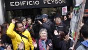 La presión vecinal logra paralizar el desahucio de una mujer de 71 años en Madrid