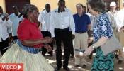 La reina baila 'chingomana' en Mozambique
