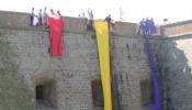 Las juventudes del PSC cuelgan una bandera republicana en el Castillo de Montjuïc