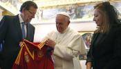 Rajoy suministra camisetas de la Roja a la cúpula vaticana