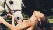 Christie's subastará por más de 50.000 dólares un topless de Angelina Jolie con un caballo