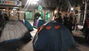 La Policía desaloja a los acampados por el cierre de colegios de Madrid