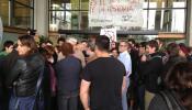 Un grupo de estudiantes bloquea el rectorado de la Univerisdad Autónoma de Barcelona