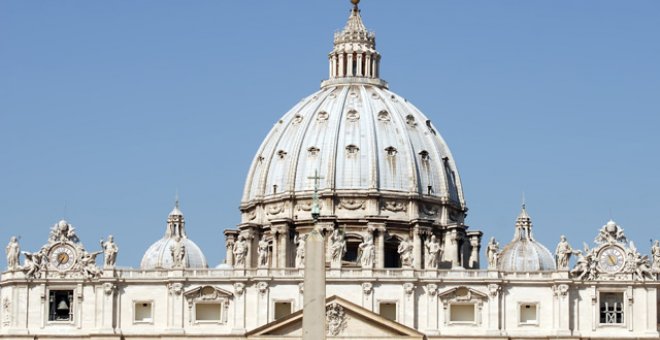 Un hombre se sube a la cúpula del Vaticano en protesta contra el euro