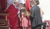 El papa Francisco realiza un exorcismo a un niño enfermo