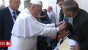 El Vaticano niega que el Papa practicara un exorcismo, "solo rezó" por un niño