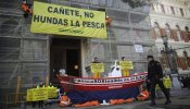 Greenpeace 'atraca' un barco ante la puerta del Ministerio de Cañete