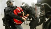 Una protesta de 300 bomberos frente al Parlament se salda con un detenido