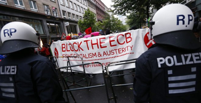 Miles de manifestantes rodean el BCE