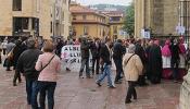 Gritos contra la reforma de la ley del aborto durante la ordenación del obispo auxiliar de Oviedo