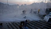 La policía turca desaloja por la fuerza la plaza Taksim y el parque Gezi y destruye la acampada indignada